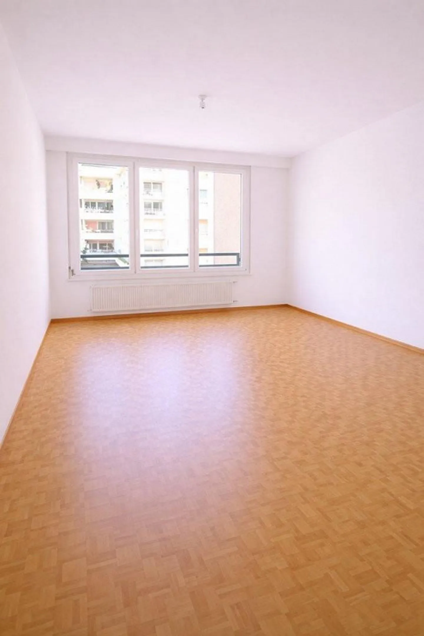 Beautiful family apartment with 5 rooms on the 1st floor of approximately 95m2 - Photo 5 of 8
