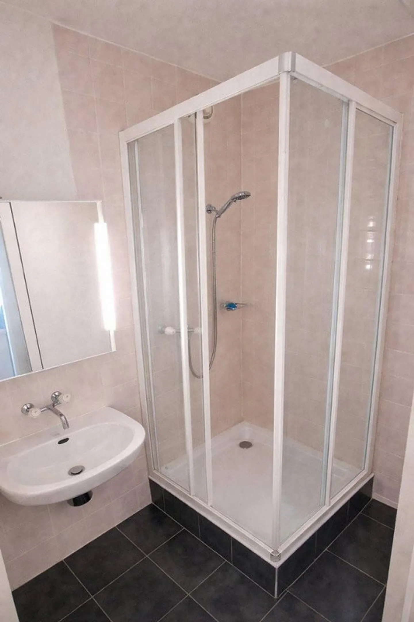 Beautiful family apartment with 5 rooms on the 1st floor of approximately 95m2 - Photo 8 of 8