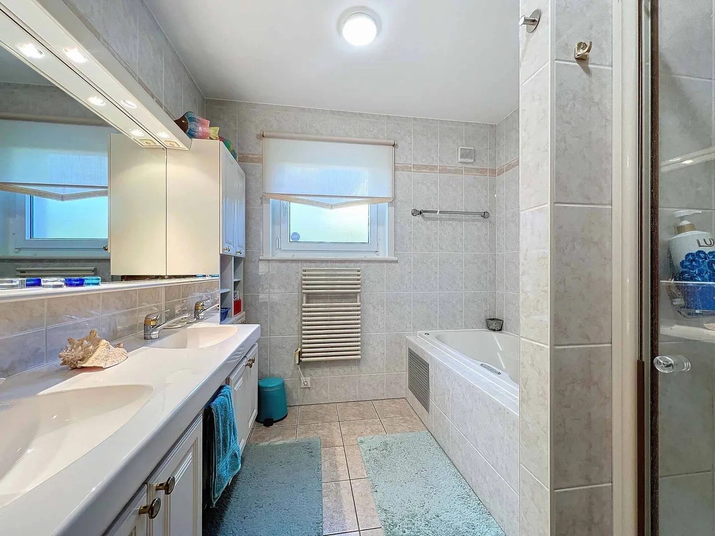 Spacious Detached Villa on the Outskirts of Lausanne on 2,300 m² of Land - Photo 8 of 13