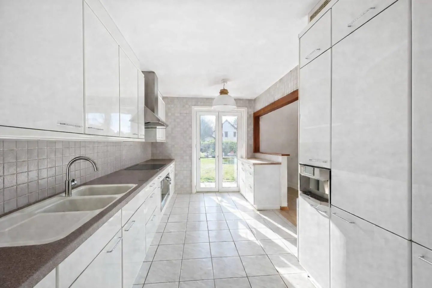 Spacious Detached Villa on the Outskirts of Lausanne on 2,300 m² of Land - Photo 6 of 13