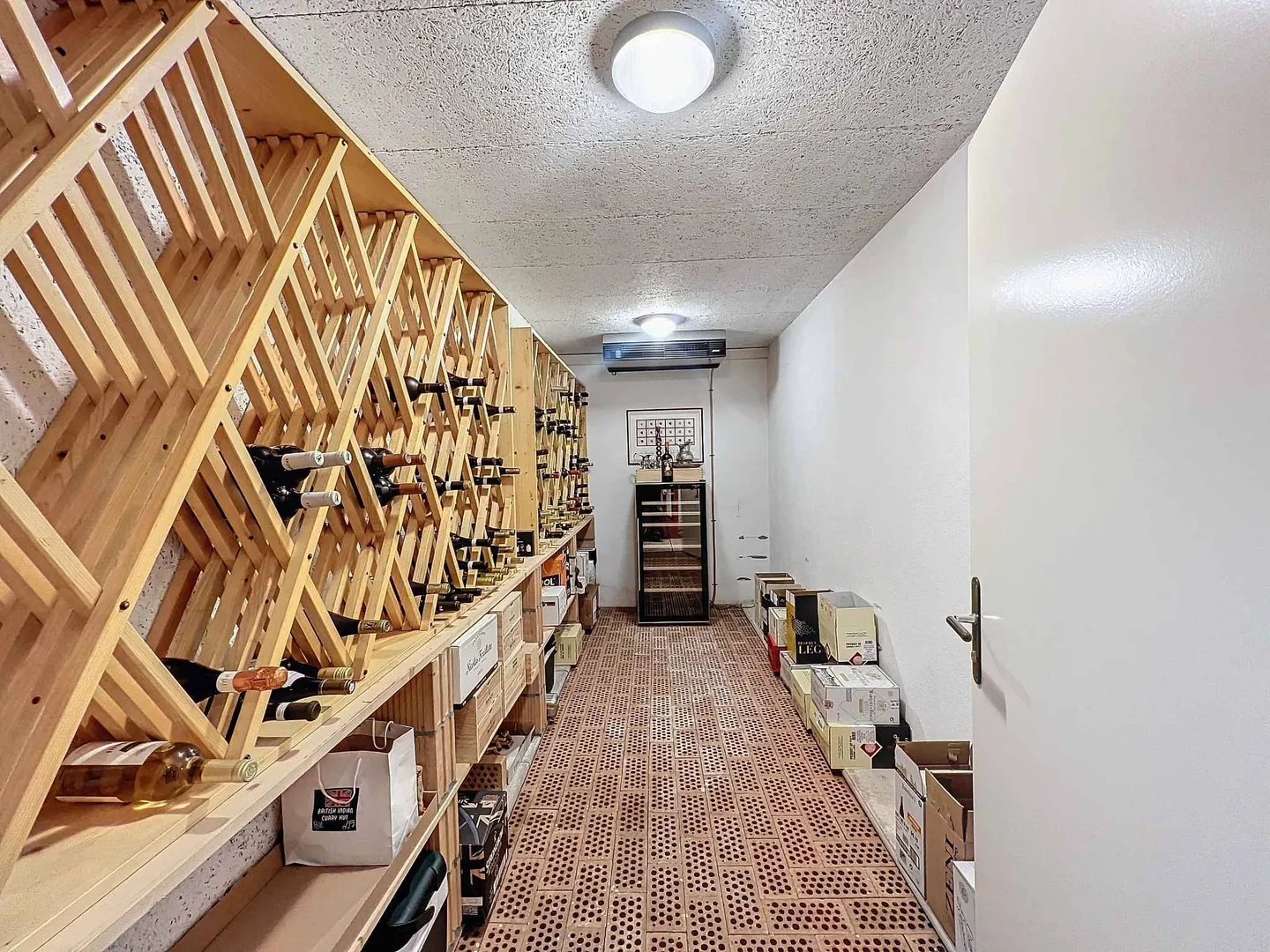 Spacious Detached Villa on the Outskirts of Lausanne on 2,300 m² of Land - Photo 11 of 13