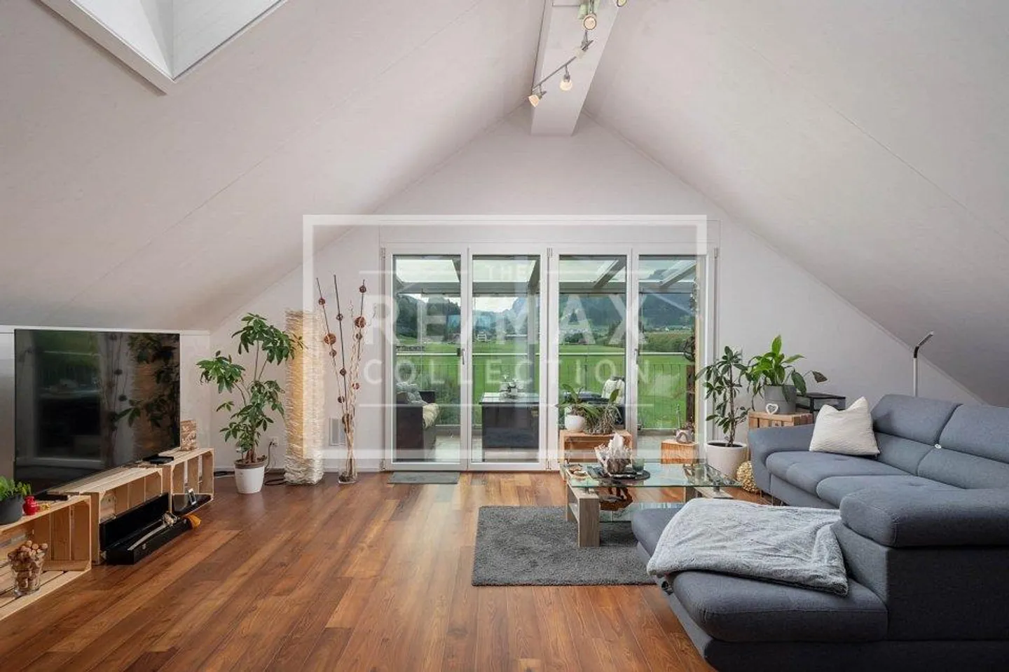Edle 5.5-Zimmer-Dachwohnung mit 3 Balkonen und atemberaubendem Myth... - Photo 3 sur 13