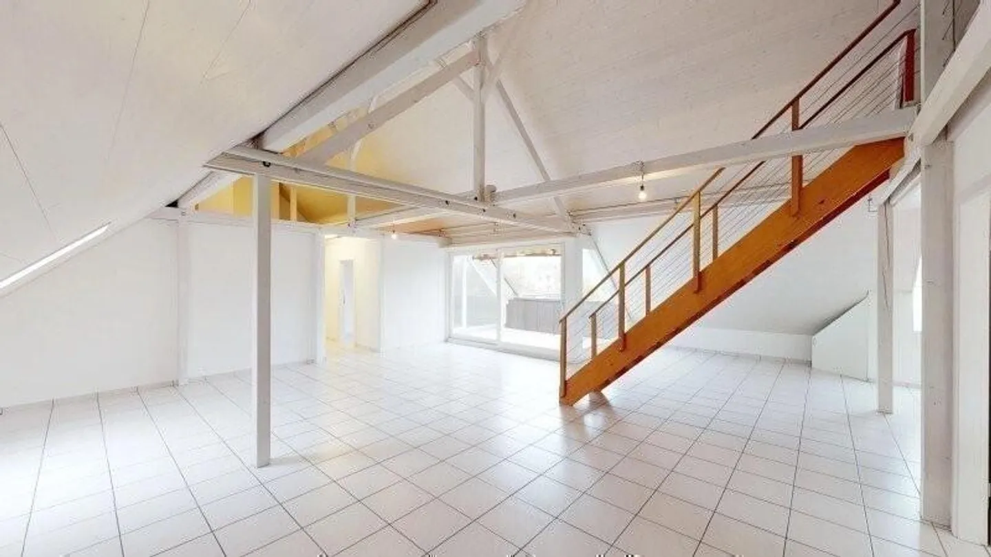 Spacious Penthouse Apartment with Gallery - Photo 7 of 9