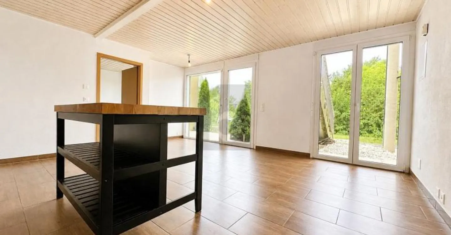 Appartement Charmant avec Terrasse - Photo 2 sur 6