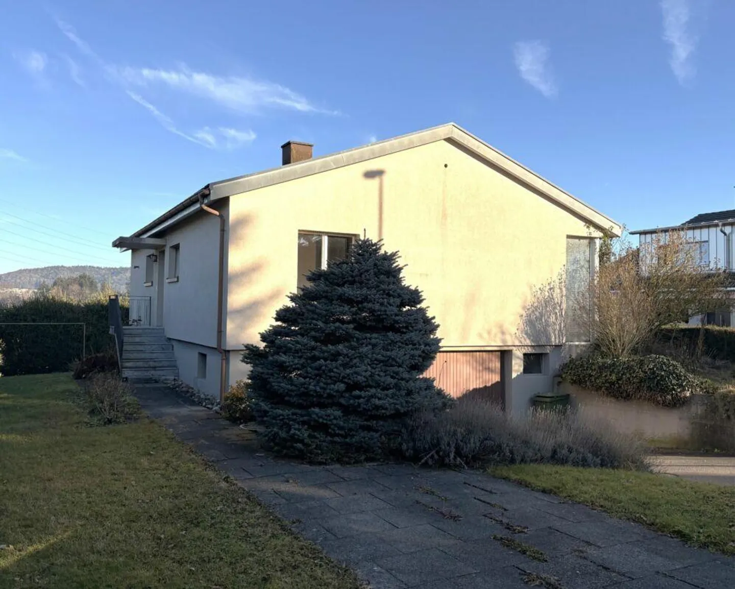 Renovationsbedürftiges Einfamilienhaus mit viel Potenzial und gross... - Photo 1 sur 13