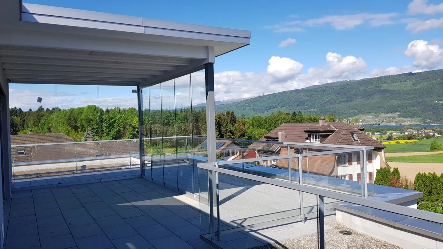 Modern 4.5-room penthouse apartment with lake view - Photo 3 of 7