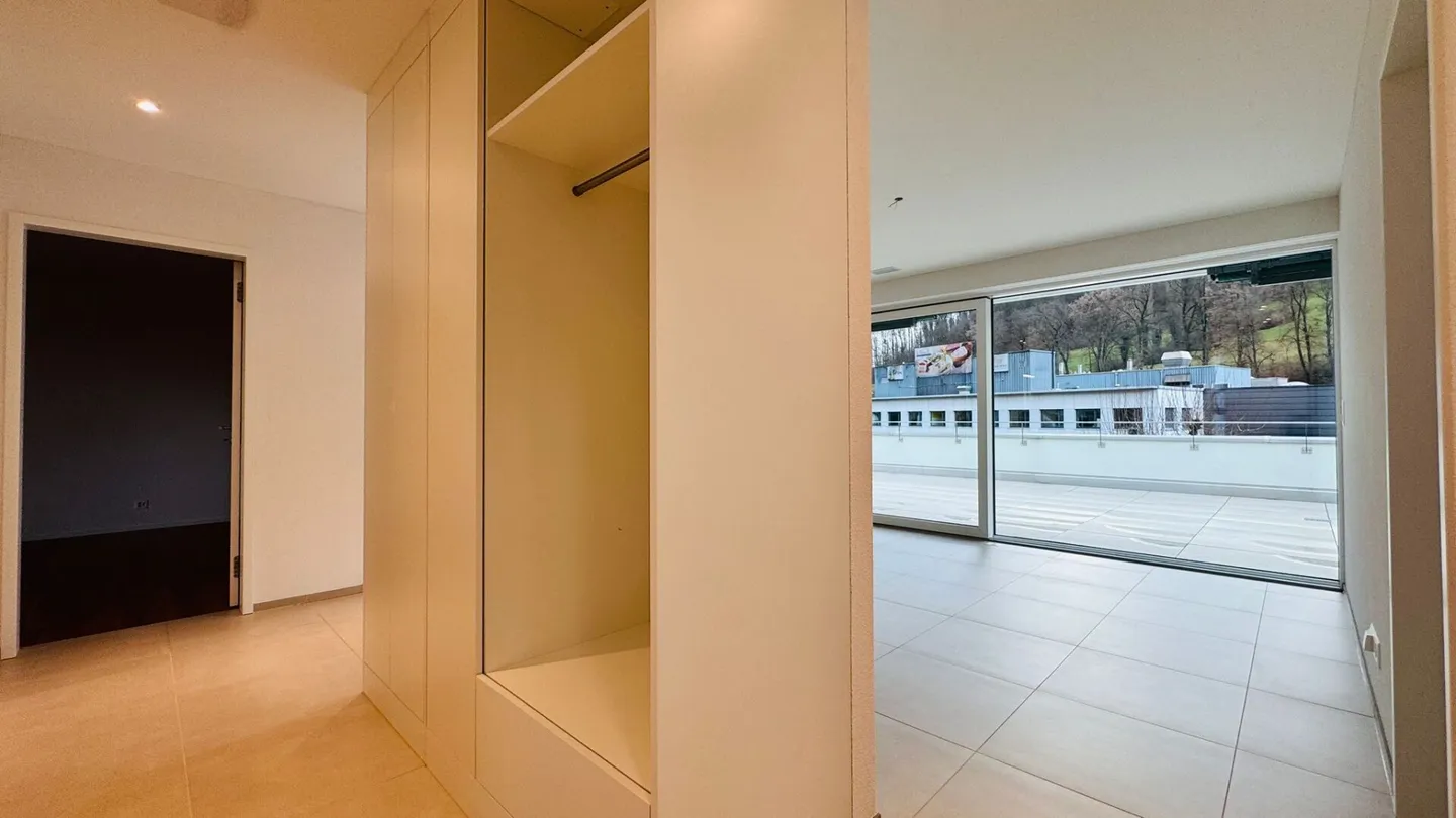 Appartement penthouse exclusif de 3,5 pièces avec terrasse de 66 m² et place de parking souterrain - Photo 5 sur 13