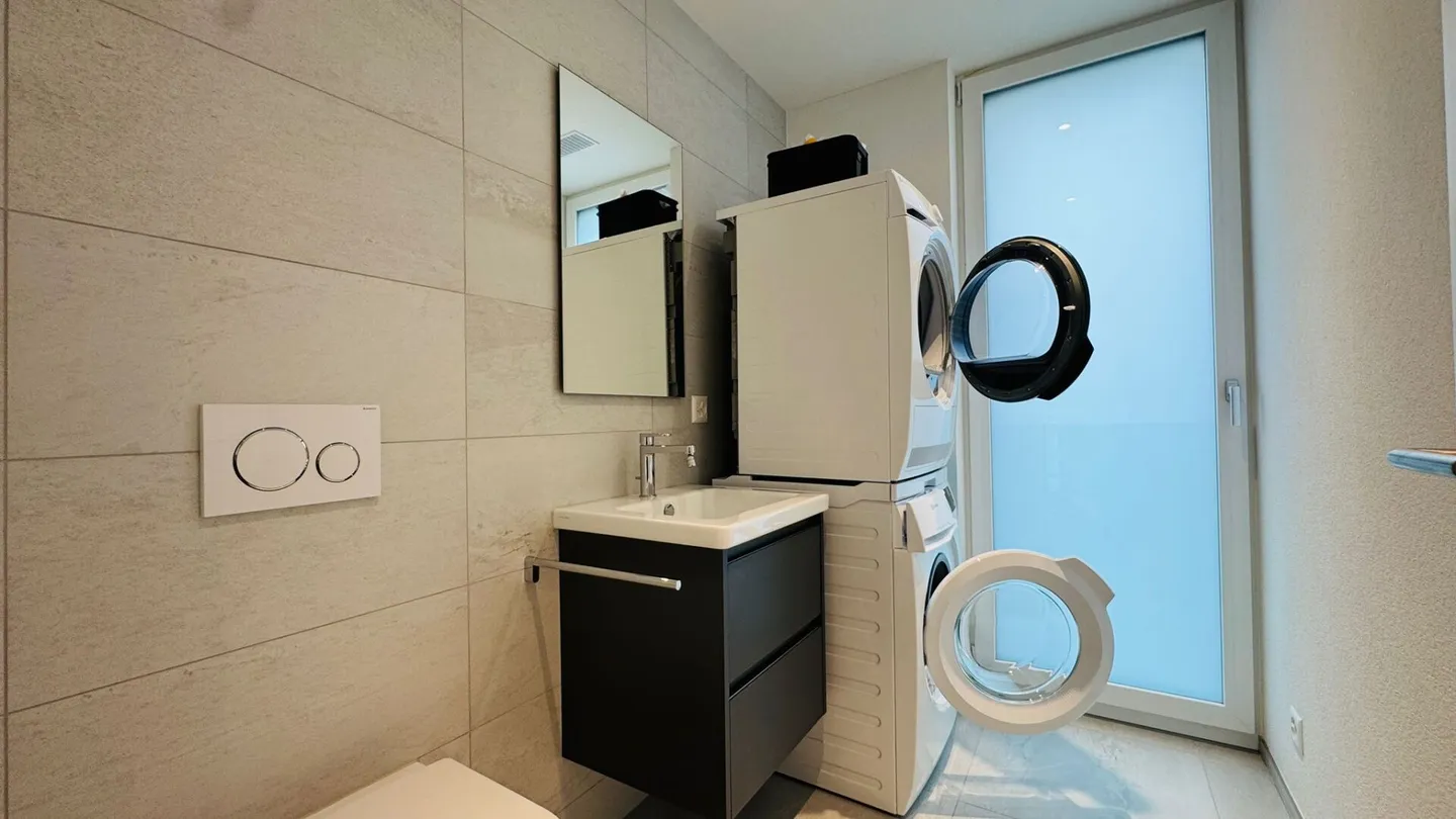 Appartement penthouse exclusif de 3,5 pièces avec terrasse de 66 m² et place de parking souterrain - Photo 7 sur 13