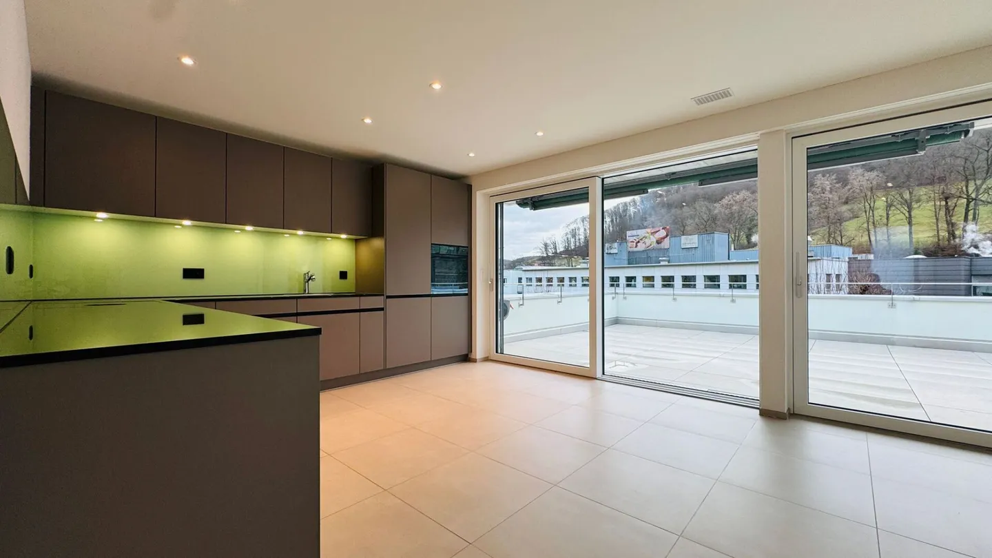 Appartement penthouse exclusif de 3,5 pièces avec terrasse de 66 m² et place de parking souterrain - Photo 6 sur 13