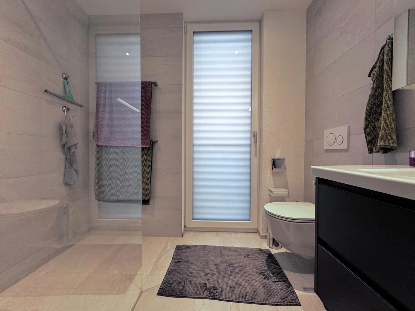 Appartement penthouse exclusif de 3,5 pièces avec terrasse de 66 m² et place de parking souterrain - Photo 8 sur 13