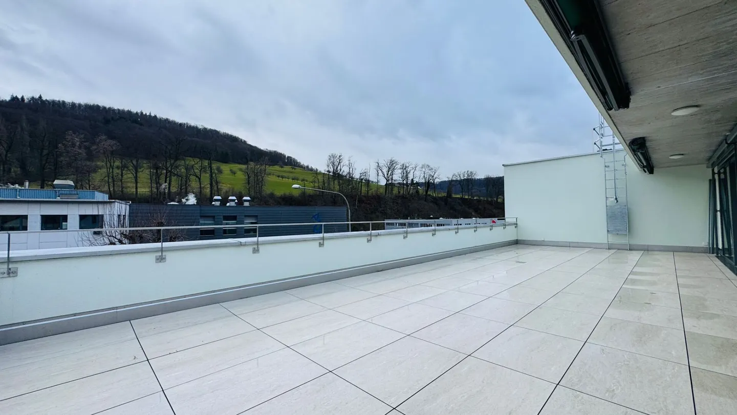 Appartement penthouse exclusif de 3,5 pièces avec terrasse de 66 m² et place de parking souterrain - Photo 9 sur 13