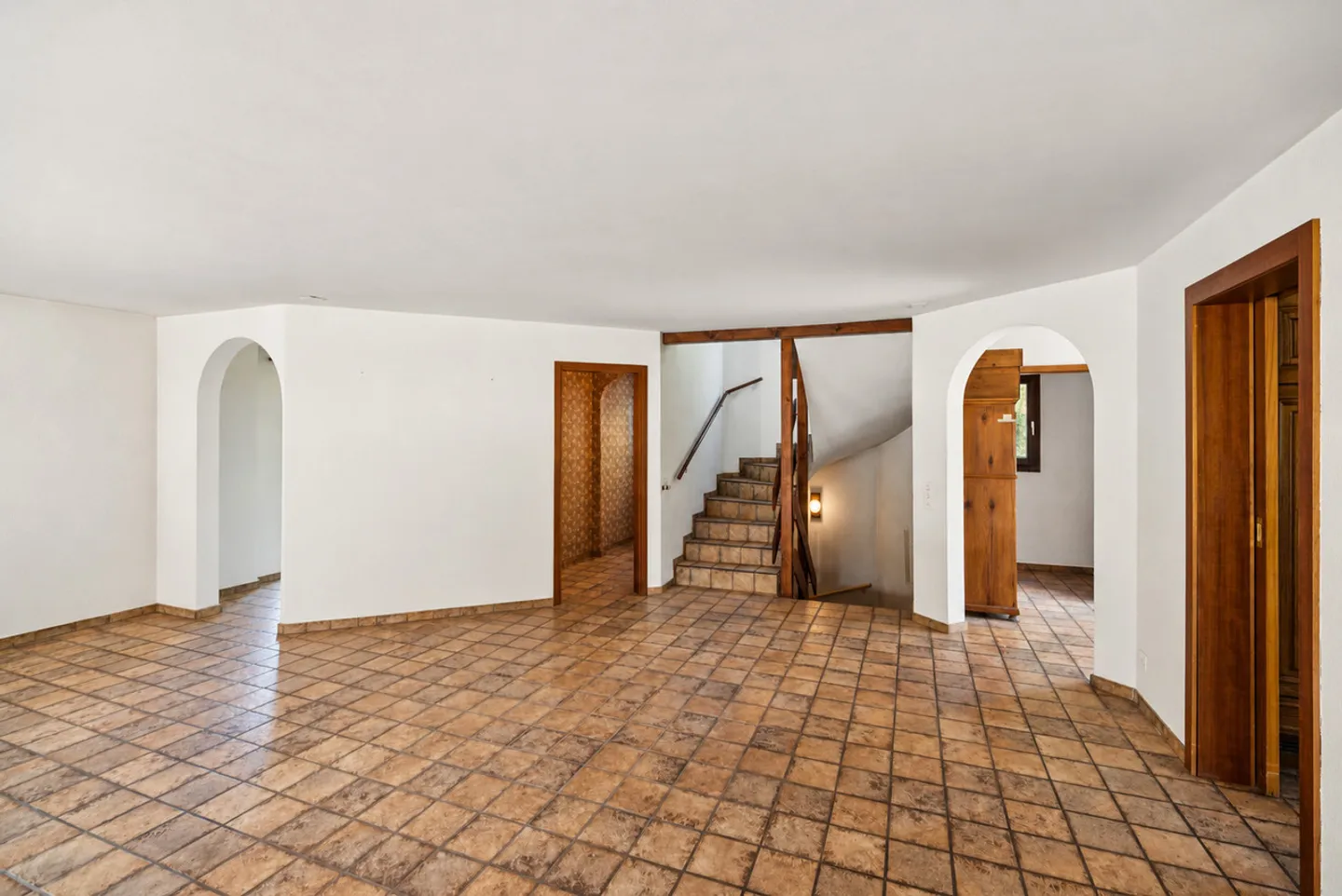 6.5 Room Single Family House with Garden and Pool - Photo 2 of 10