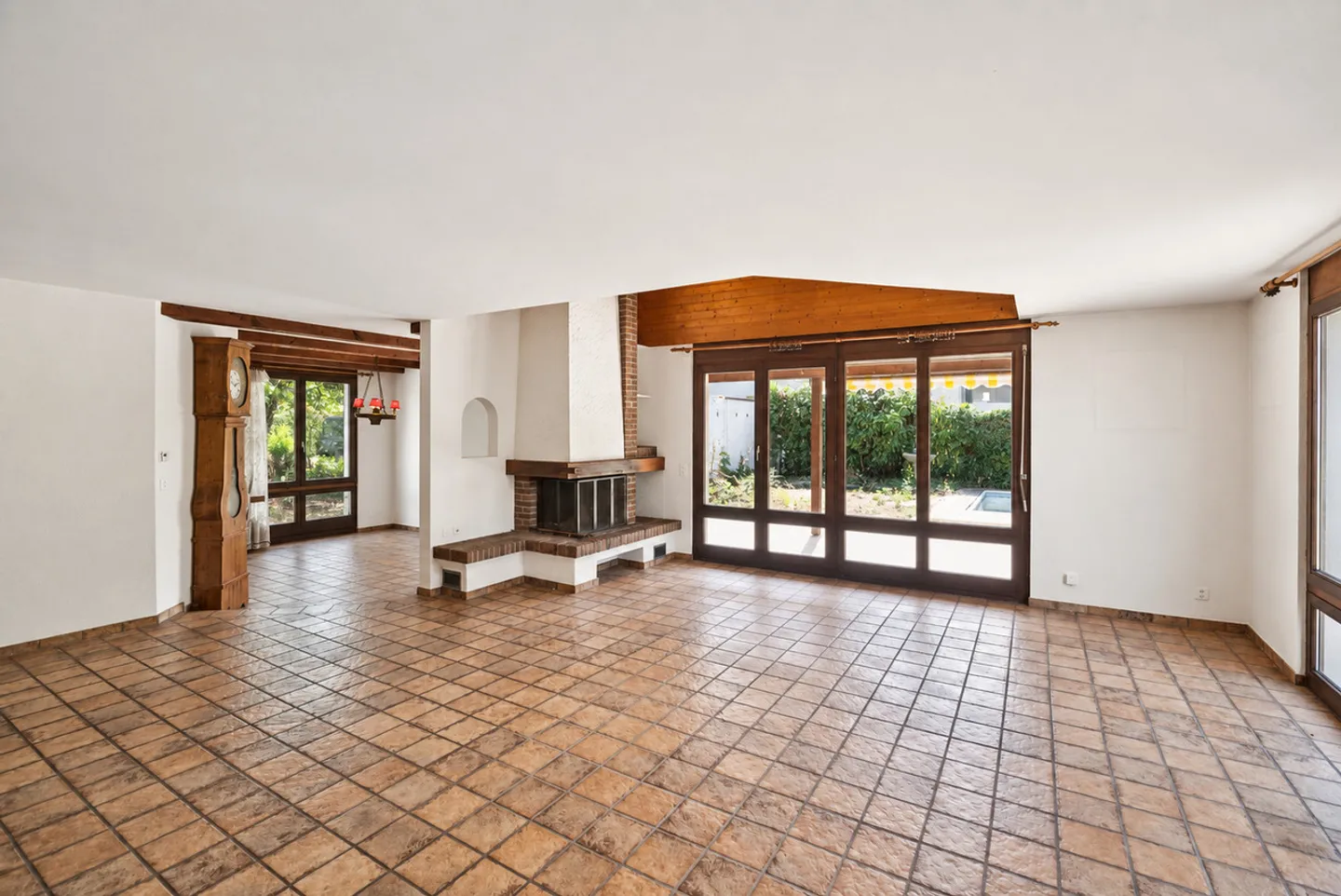 6.5 Room Single Family House with Garden and Pool - Photo 4 of 10