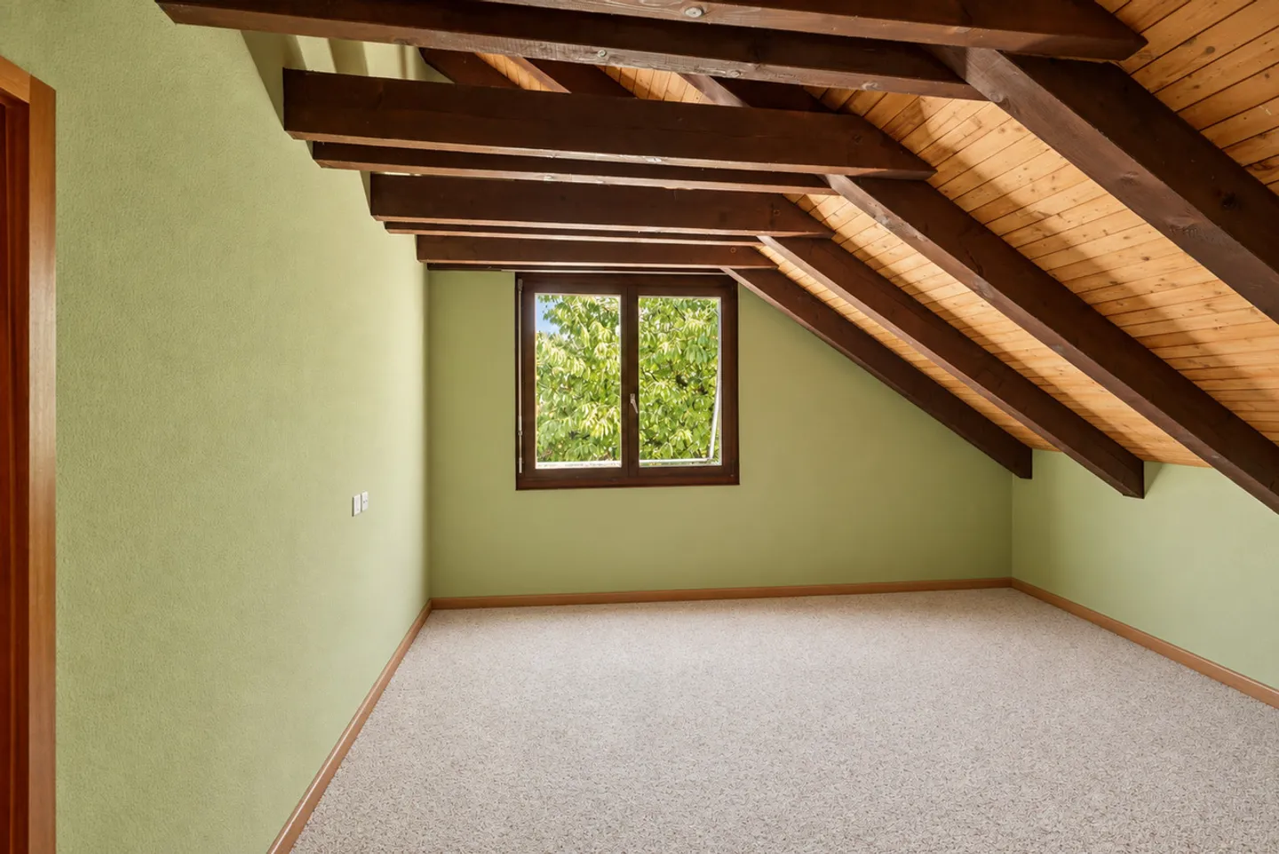 6.5 Room Single Family House with Garden and Pool - Photo 6 of 10
