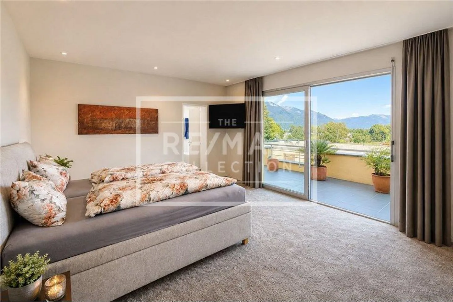 Large penthouse apartment in a prime location - Photo 8 of 13