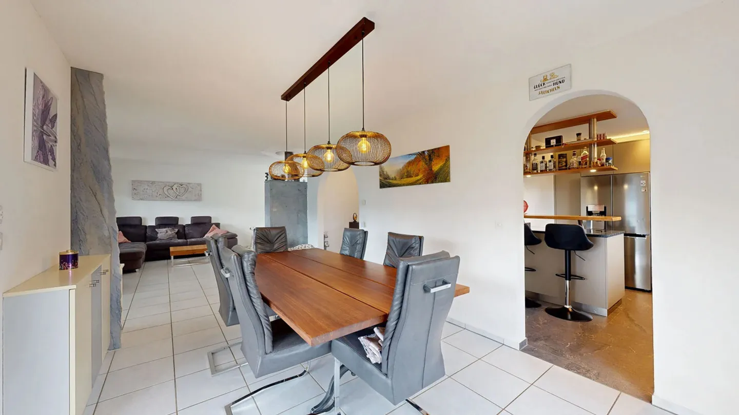 Luminoso appartamento unifamiliare di 4,5 stanze con sala hobby e bella vista - Foto 5 di 27