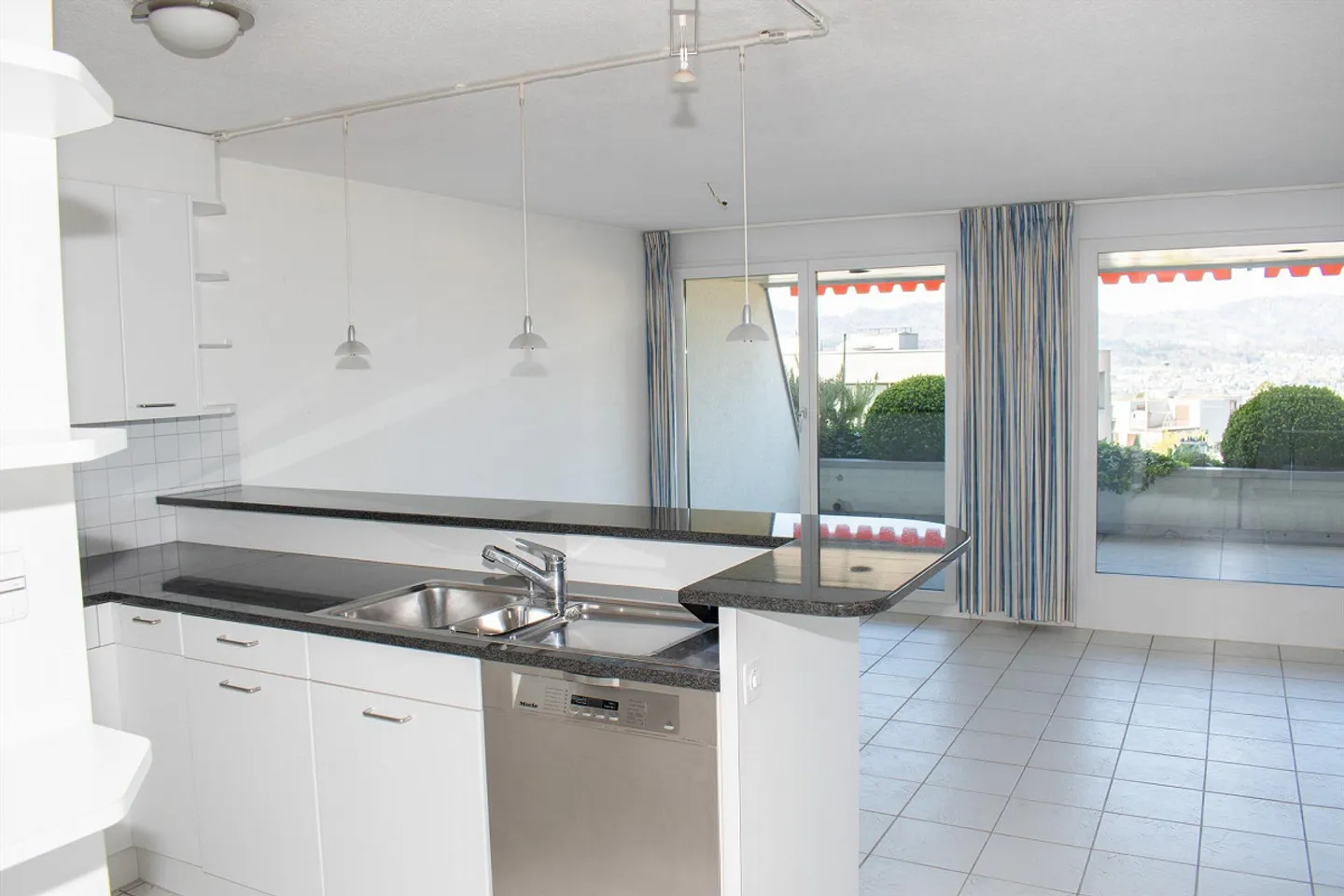 Charmante appartement de 4,5 pièces avec vue sur la montagne et le lac à Herrliberg - Photo 5 sur 7