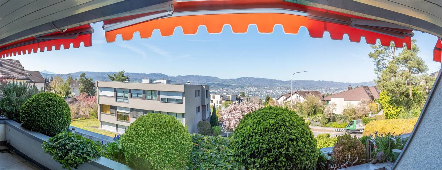 Charmante appartement de 4,5 pièces avec vue sur la montagne et le lac à Herrliberg - Photo 2 sur 7
