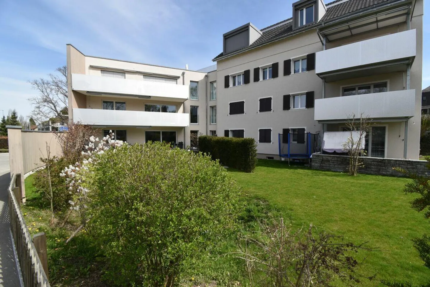 Grosszügige und helle Parterrewohnung mit Sitzplatz - Foto 1 von 11