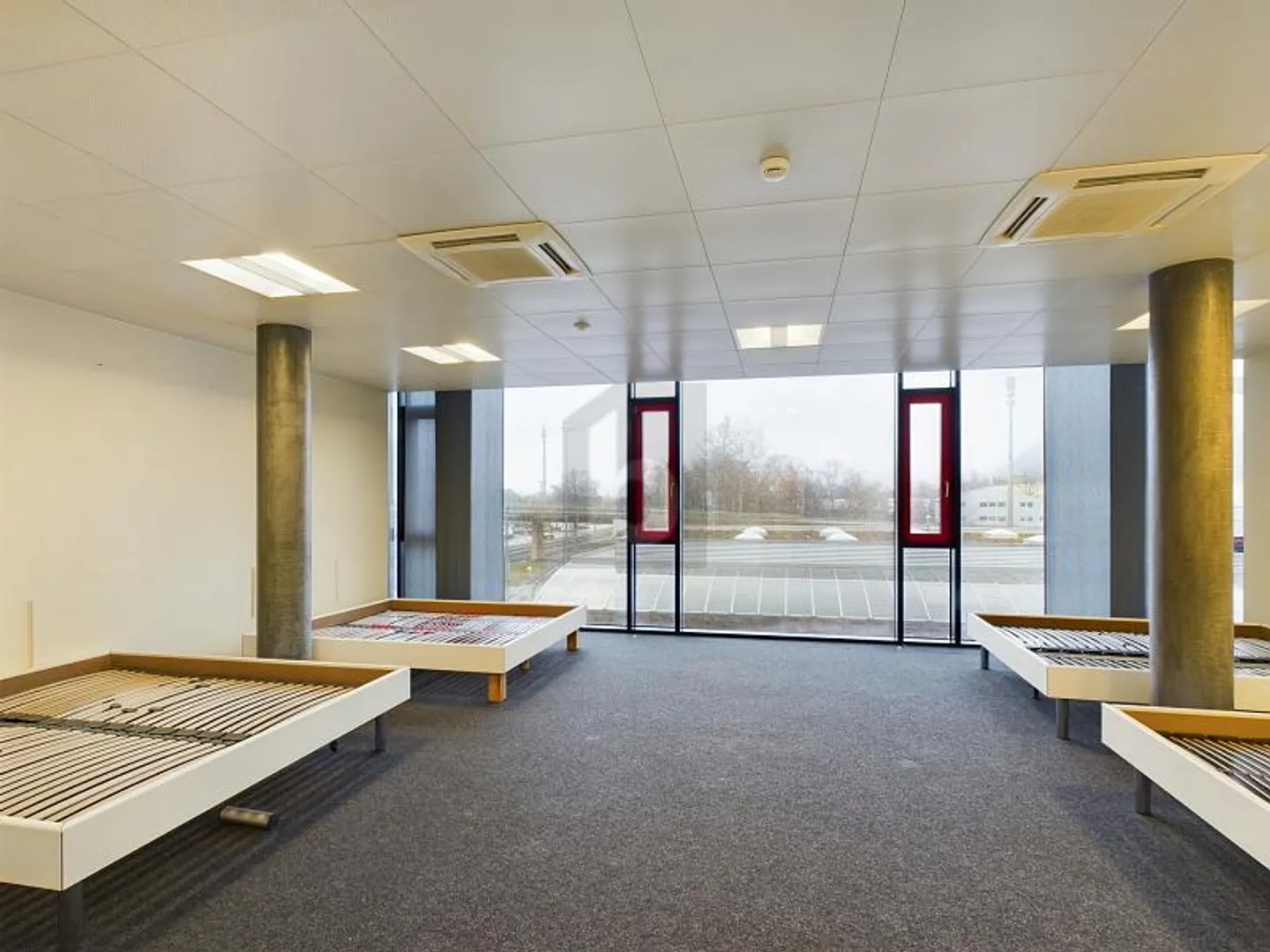 MODERN, BRIGHT SPACES - Photo 4 of 6