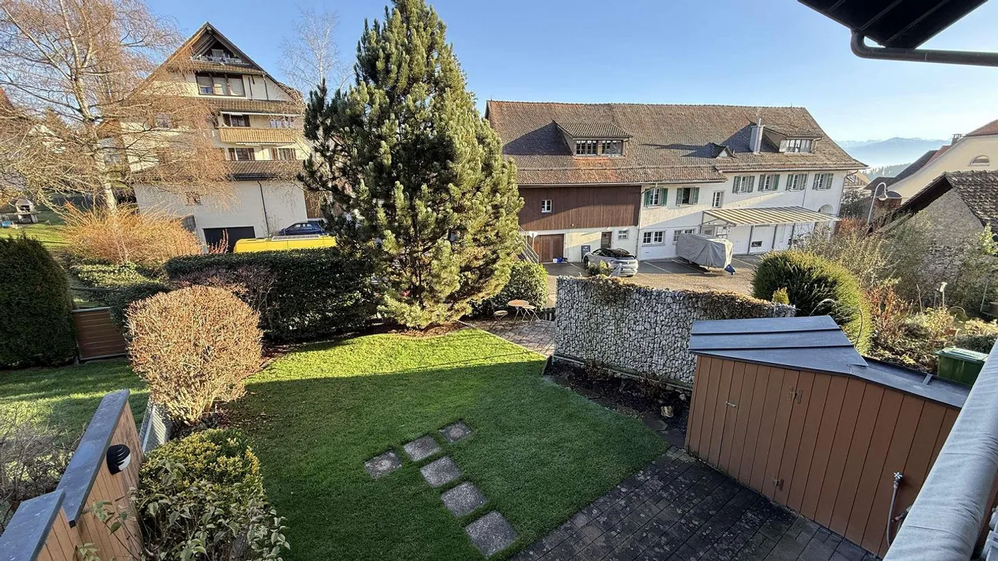 Incantevole appartamento maisonette di 5,5 stanze con grande giardino idilliaco - Foto 1 di 13