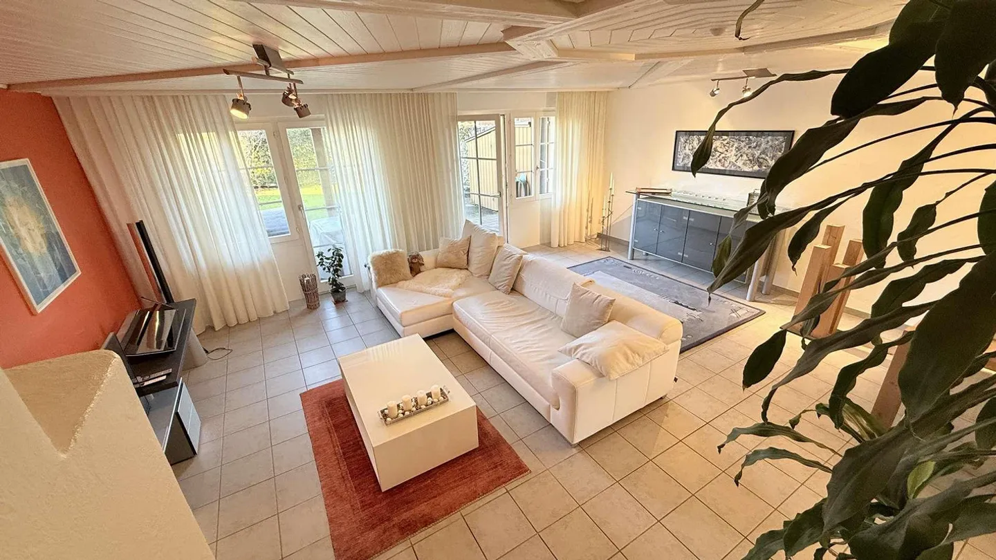 Incantevole appartamento maisonette di 5,5 stanze con grande giardino idilliaco - Foto 6 di 13