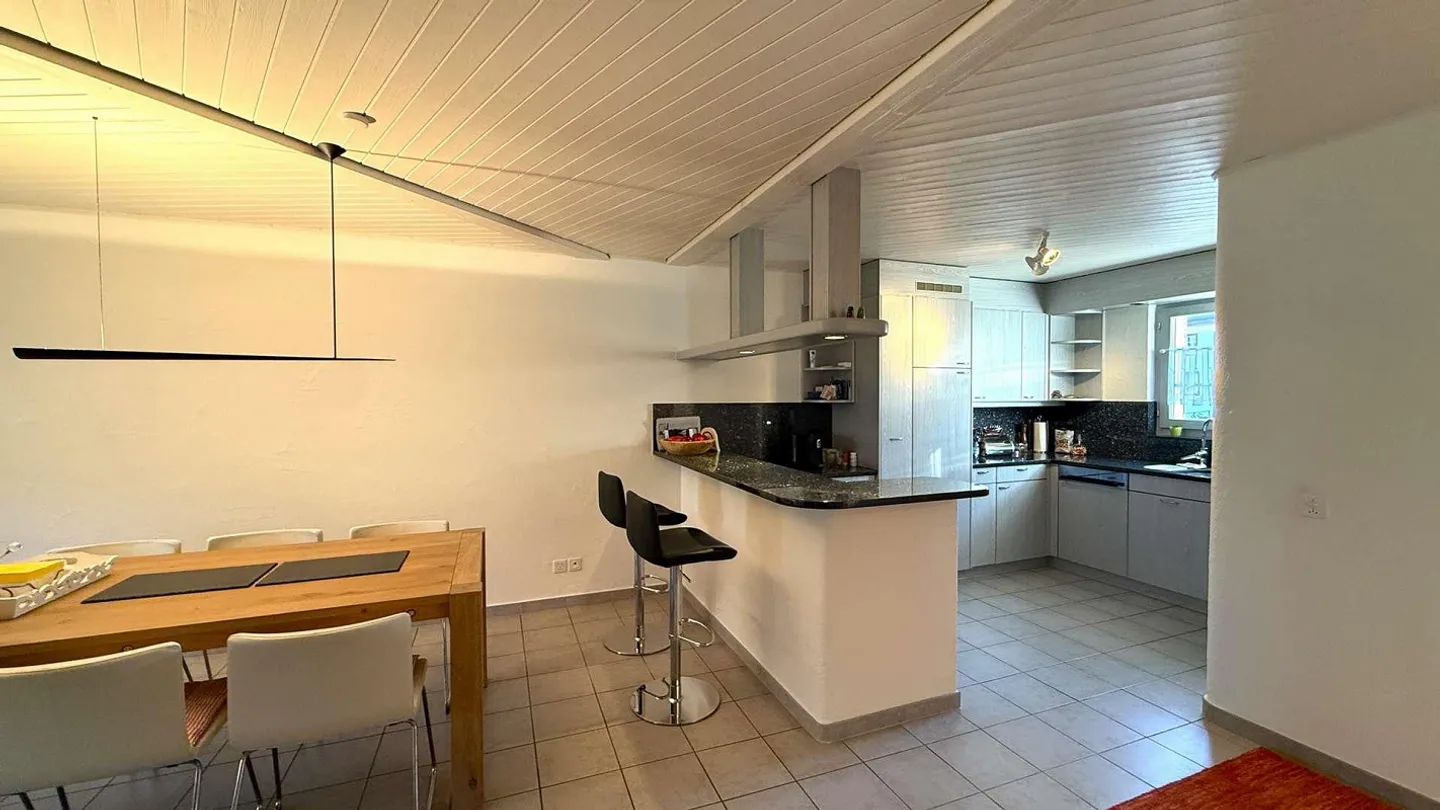 Incantevole appartamento maisonette di 5,5 stanze con grande giardino idilliaco - Foto 8 di 13