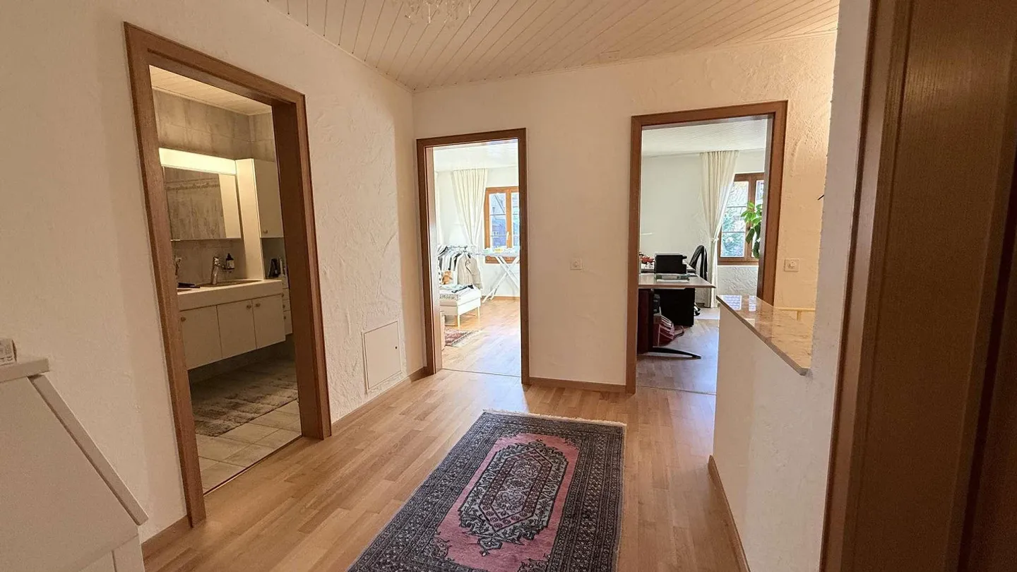 Incantevole appartamento maisonette di 5,5 stanze con grande giardino idilliaco - Foto 10 di 13