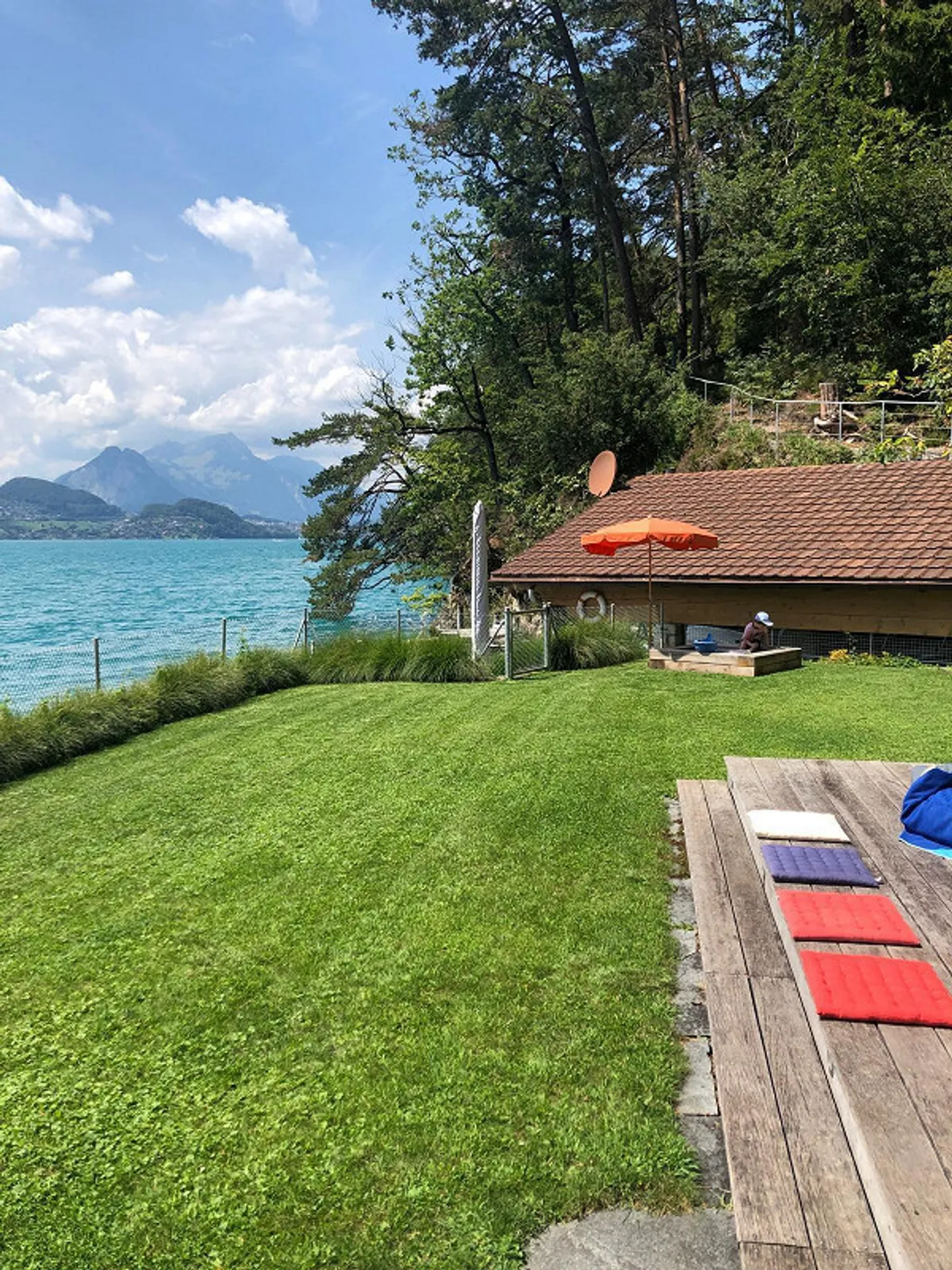 Seehaus am Thunersee mit Bootshaus & Motorboot (Ferienhaus) - Photo 2 sur 11