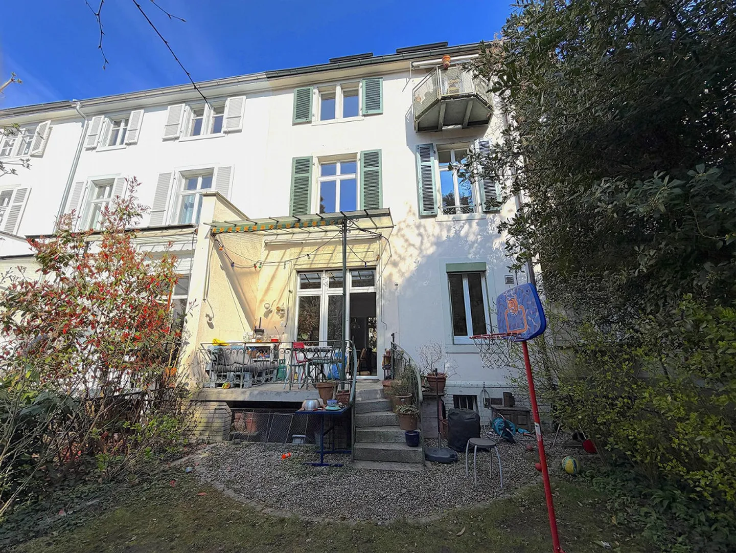 Charmante maison de ville de 8 pièces avec jardin urbain dans un emplacement prisé au cœur du quartier Wettstein - Photo 1 sur 14