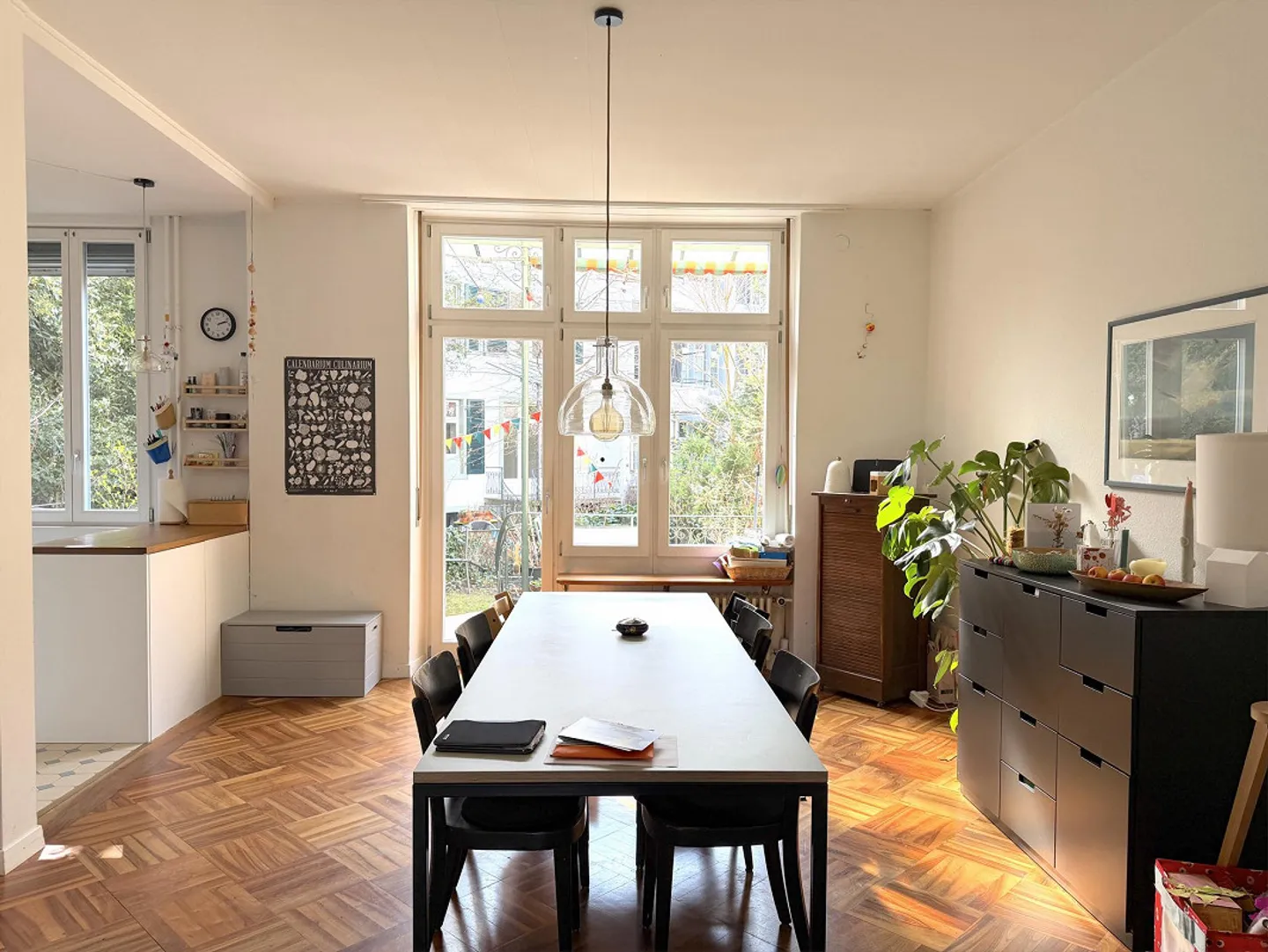 Charmante maison de ville de 8 pièces avec jardin urbain dans un emplacement prisé au cœur du quartier Wettstein - Photo 2 sur 14