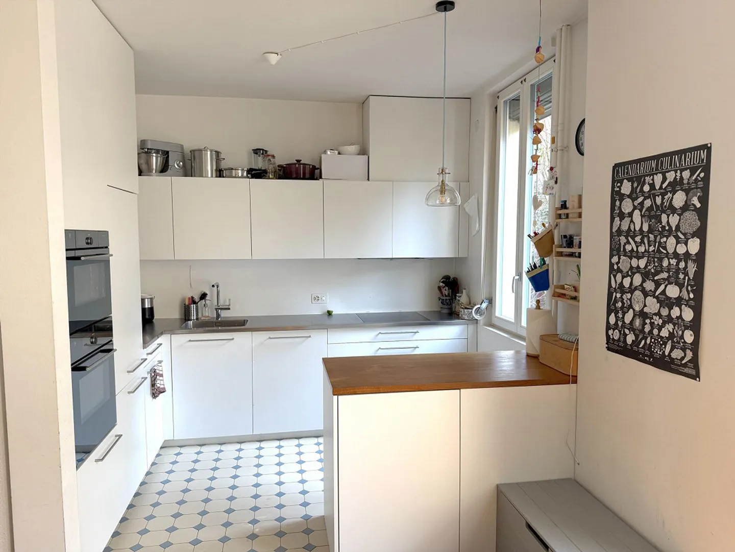 Charmante maison de ville de 8 pièces avec jardin urbain dans un emplacement prisé au cœur du quartier Wettstein - Photo 3 sur 14