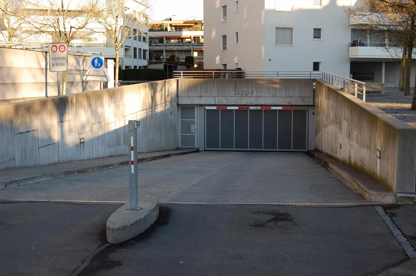 Fai felice il tuo veicolo - un posto auto a Baar - Foto 1 di 1