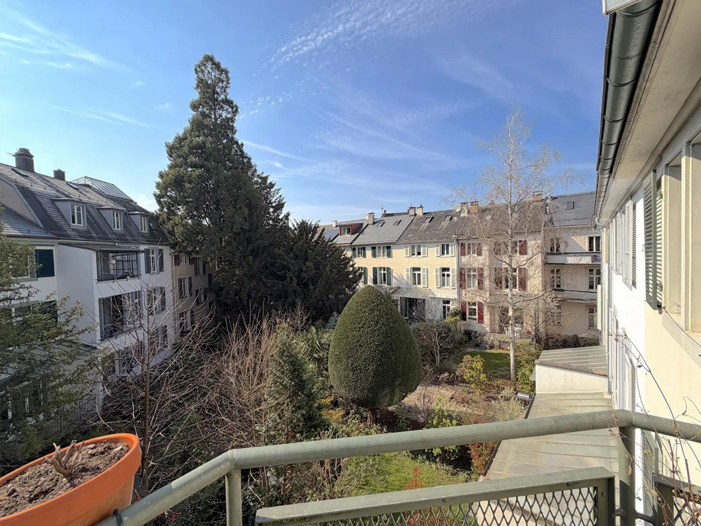 Charmante maison de ville de 8 pièces avec jardin urbain dans un emplacement prisé au cœur du quartier Wettstein - Photo 9 sur 14
