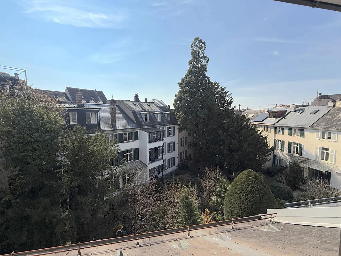 Charmante maison de ville de 8 pièces avec jardin urbain dans un emplacement prisé au cœur du quartier Wettstein - Photo 12 sur 14