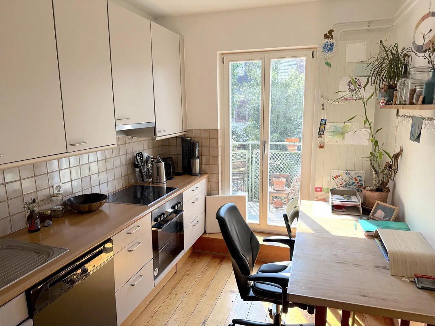Charmante maison de ville de 8 pièces avec jardin urbain dans un emplacement prisé au cœur du quartier Wettstein - Photo 8 sur 14