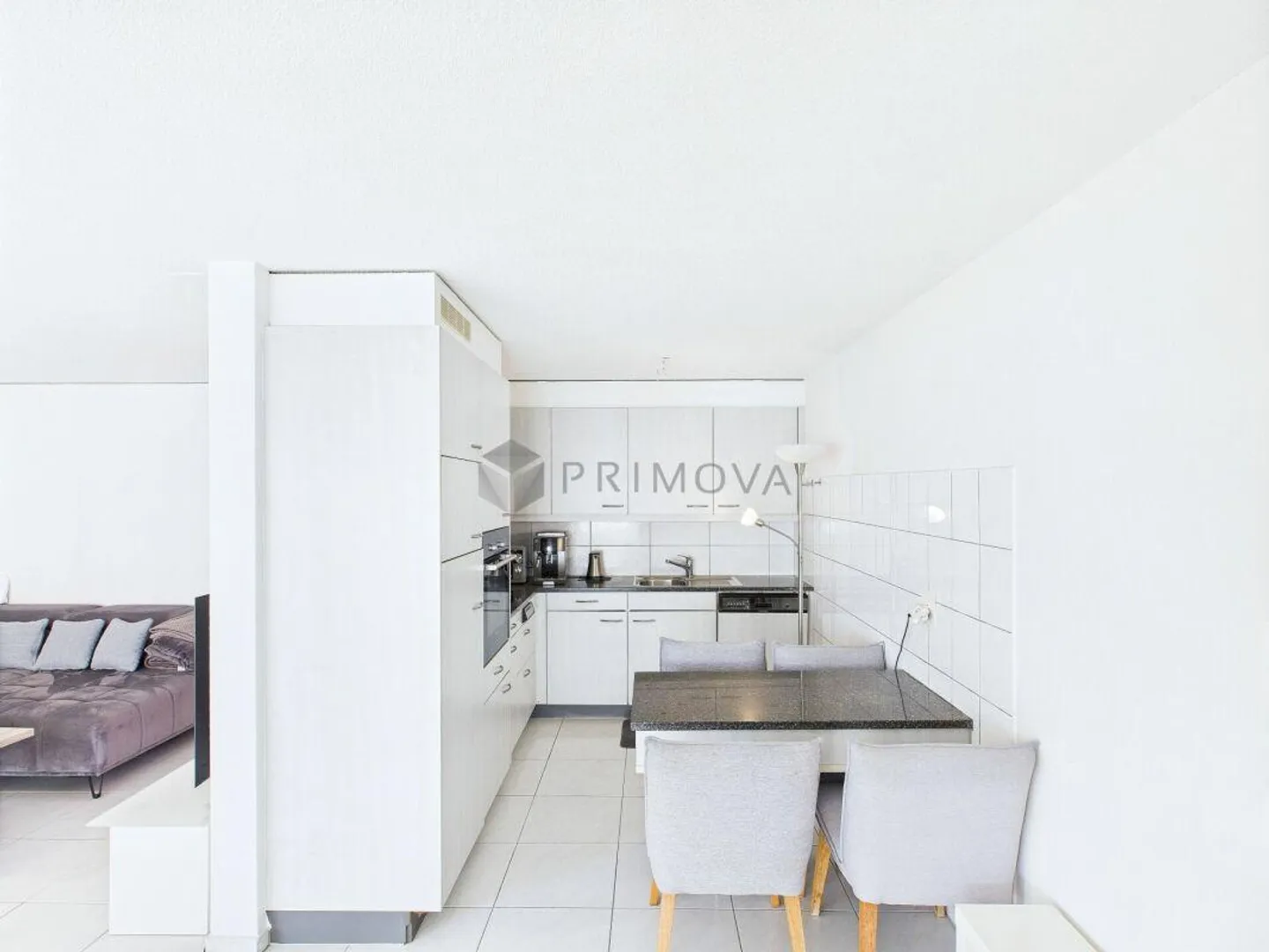 Profiter d'un espace de vie généreux avec balcon et agencement idéal - Photo 3 sur 12