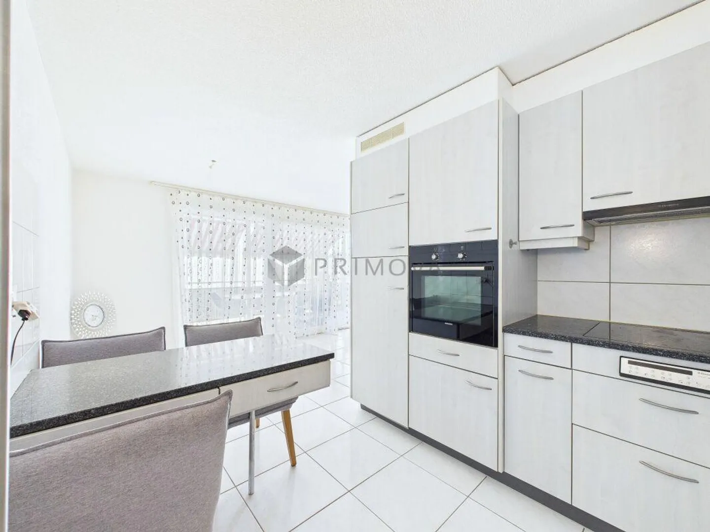 Profiter d'un espace de vie généreux avec balcon et agencement idéal - Photo 4 sur 12