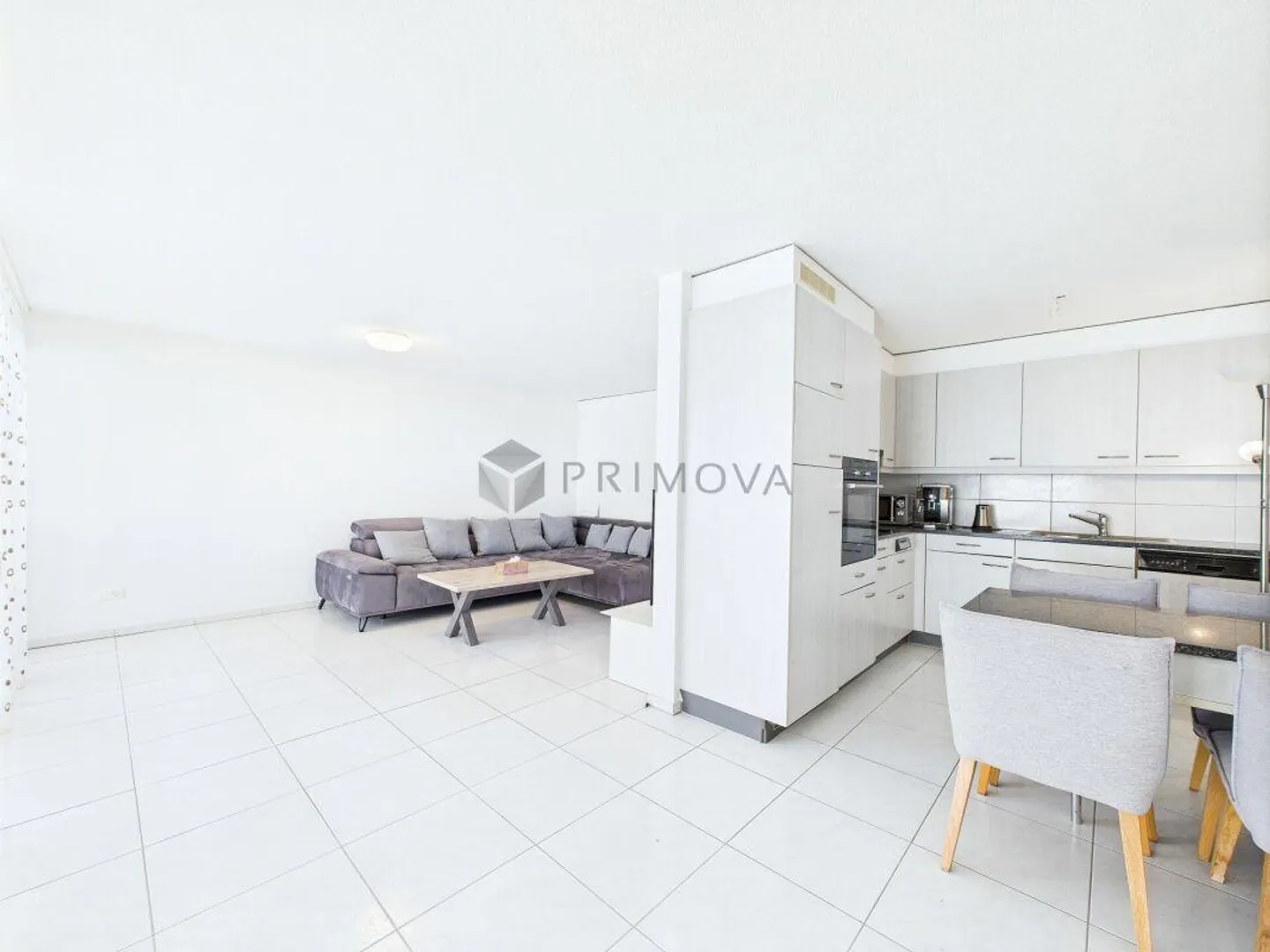 Profiter d'un espace de vie généreux avec balcon et agencement idéal - Photo 1 sur 12