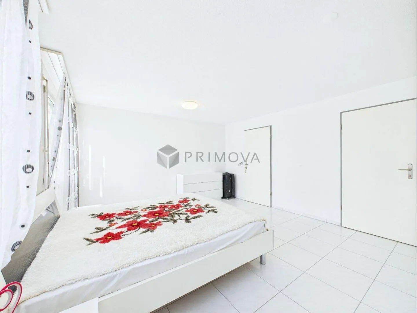 Profiter d'un espace de vie généreux avec balcon et agencement idéal - Photo 5 sur 12