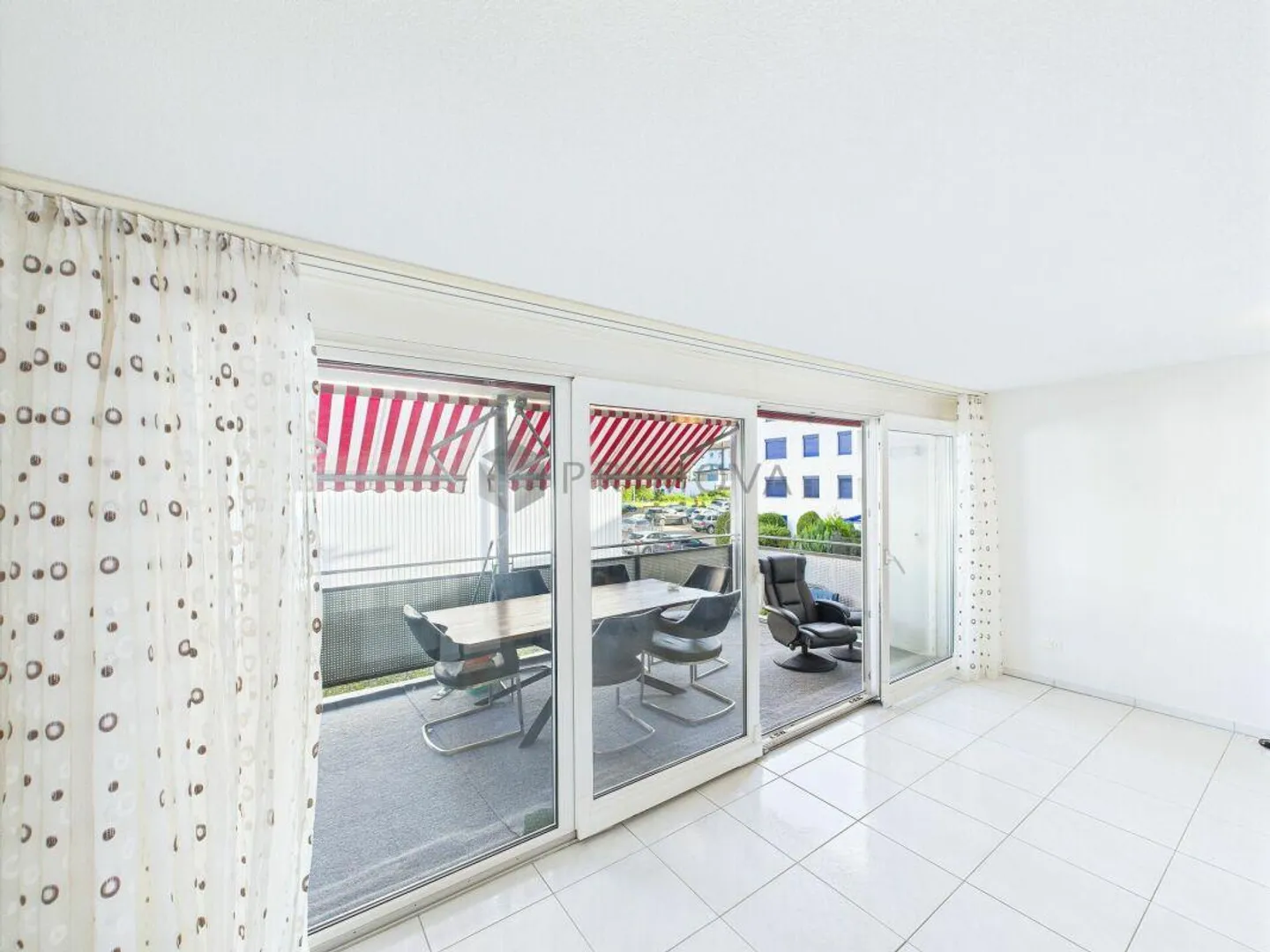 Profiter d'un espace de vie généreux avec balcon et agencement idéal - Photo 11 sur 12