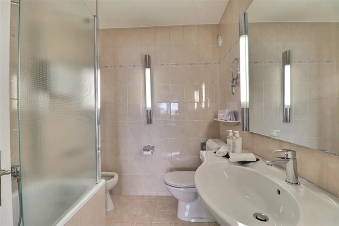 Large Double Room at Hotel Mona - Photo 10 of 11