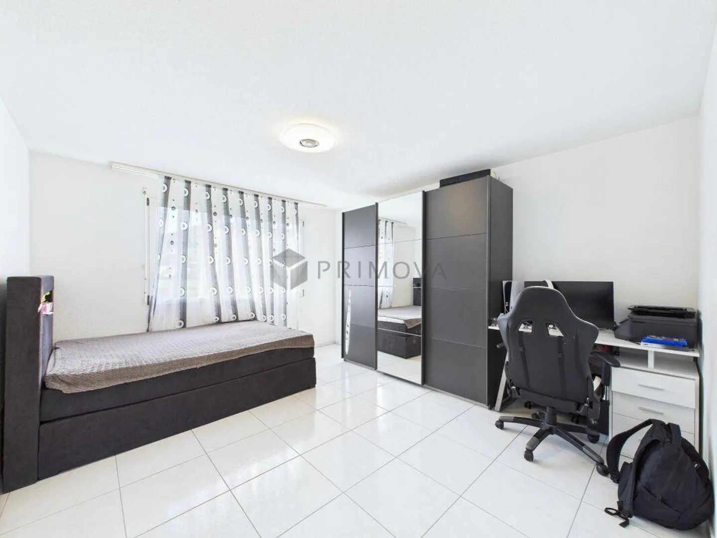 Profiter d'un espace de vie généreux avec balcon et agencement idéal - Photo 8 sur 12