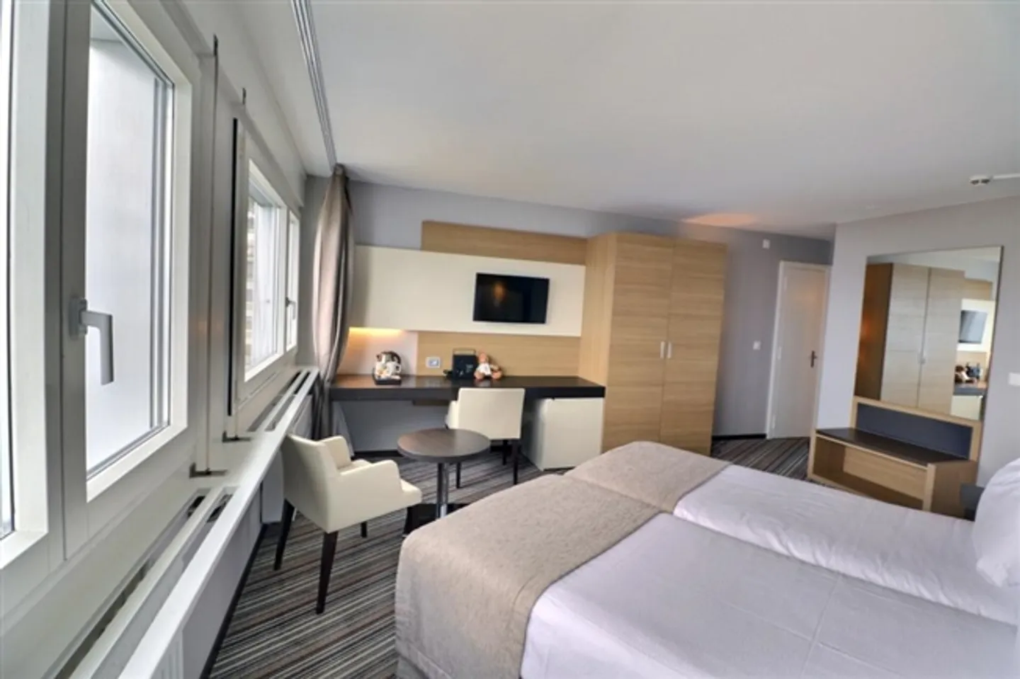 Large Double Room at Hotel Mona - Photo 8 of 11