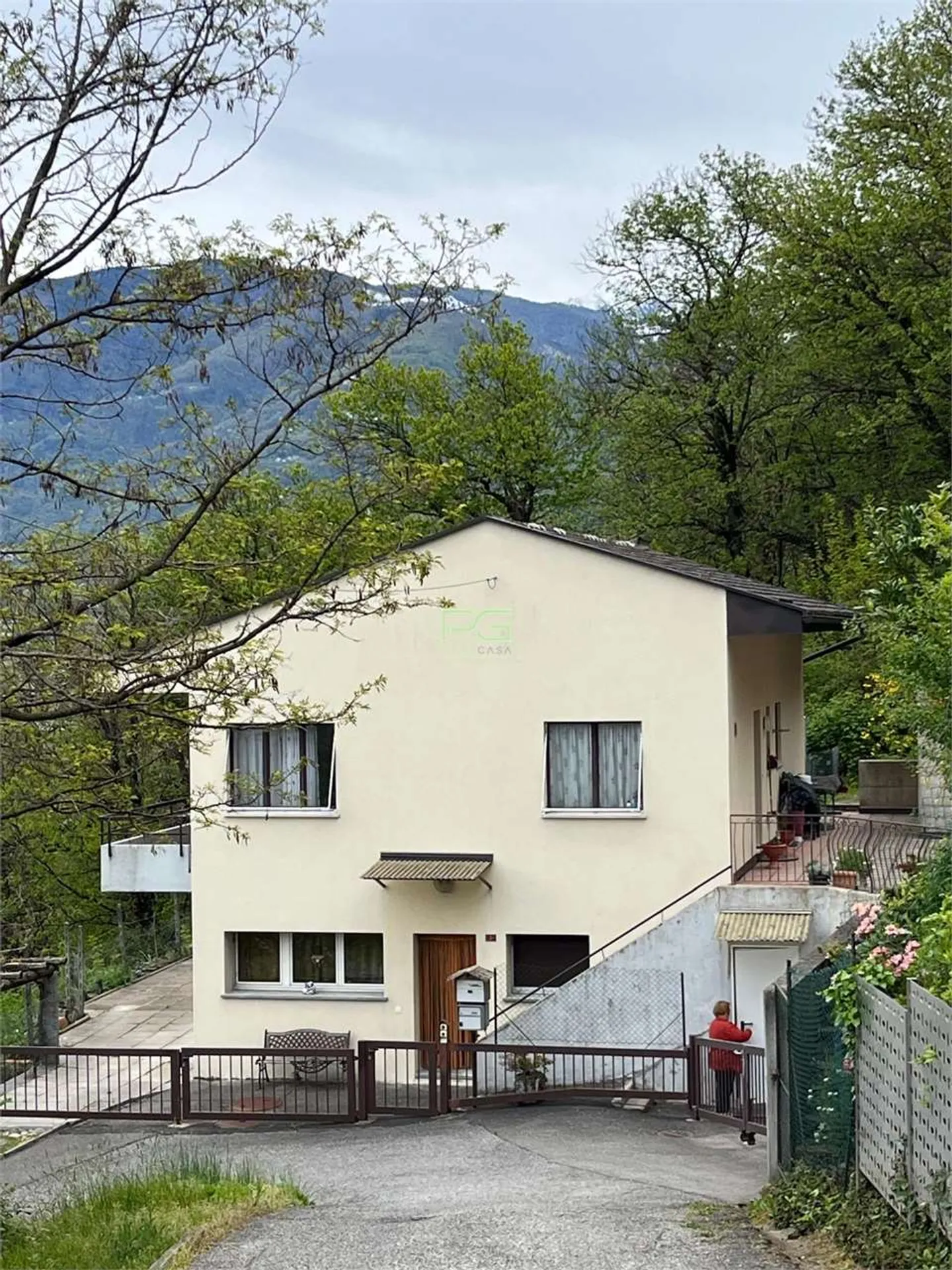Zweifamilienhaus mit herrlicher Aussicht - Foto 2 von 13