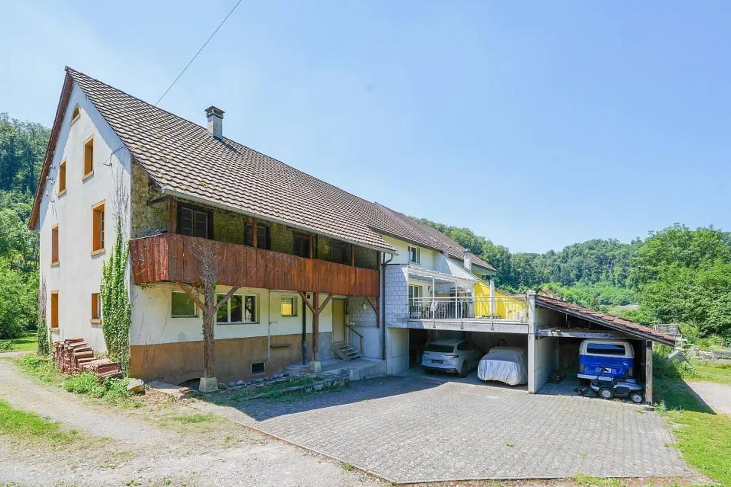 For Makers and Individualists: Renovation Object with approx. 1900 m² of Land - Photo 2 of 13