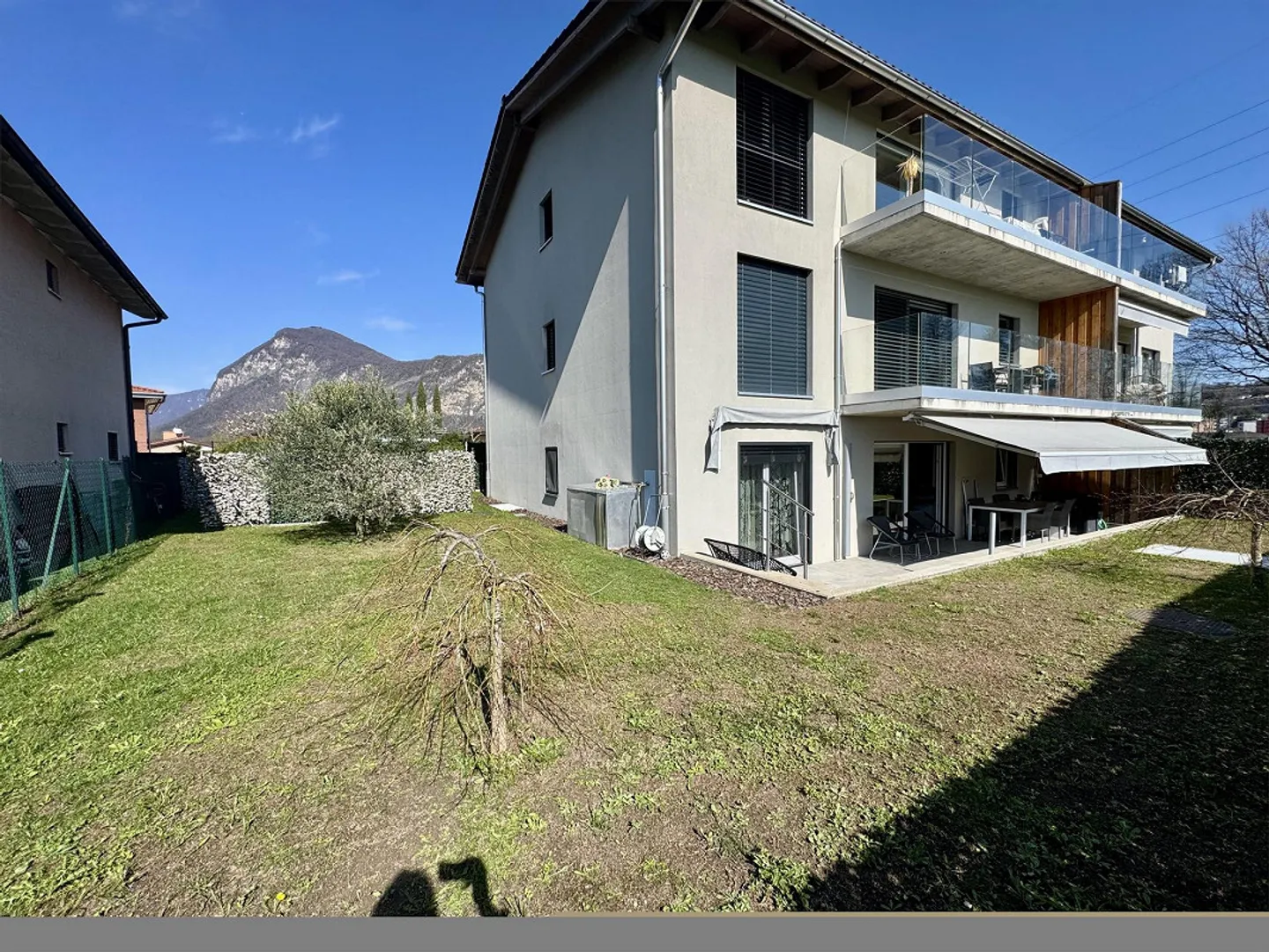 Modern 4.5-room apartment with large private garden in Rancate - Photo 2 of 25