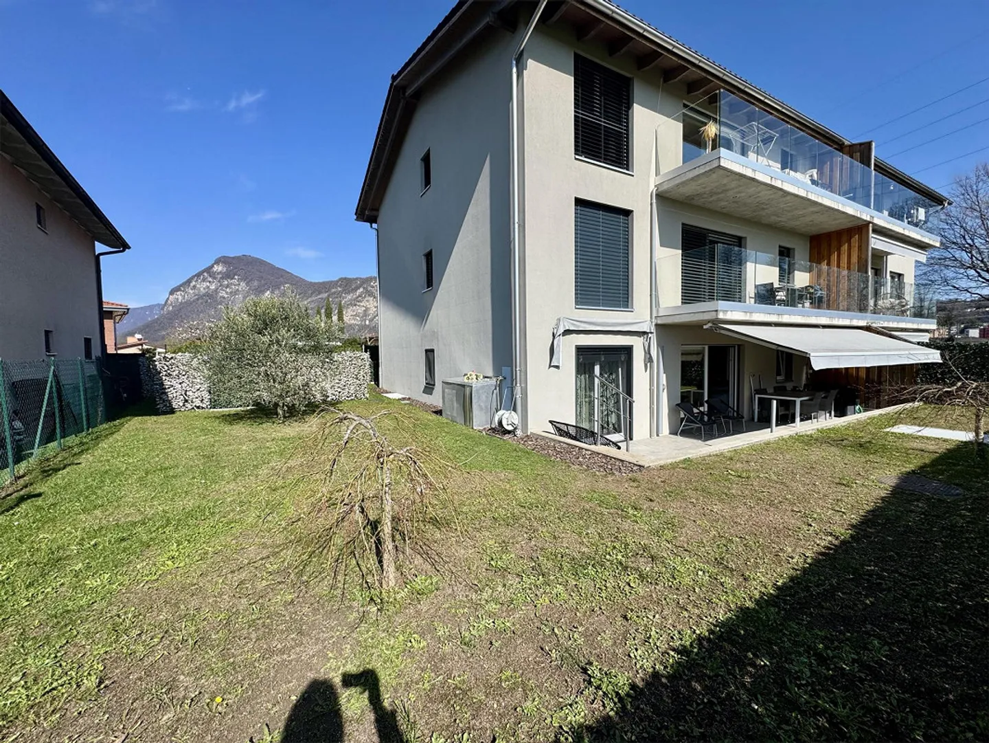 Modern 4.5-room apartment with large private garden in Rancate - Photo 4 of 25