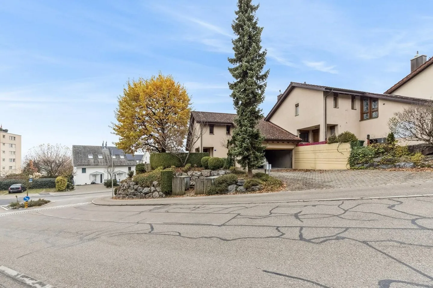 Spazio per i sogni: Casa a schiera angolare con giardino, grande seminterrato e doppio garage - Foto 1 di 13