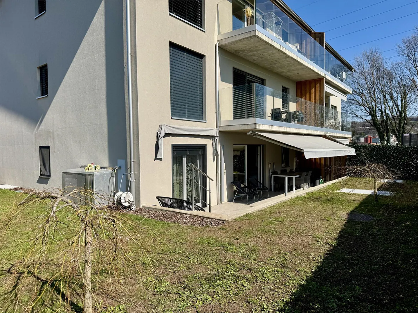 Modern 4.5-room apartment with large private garden in Rancate - Photo 1 of 25